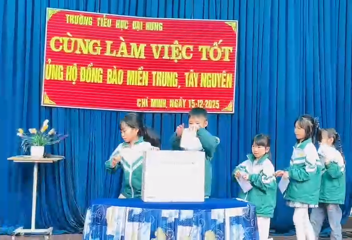 Trường Tiểu học Đại Hưng ủng hộ đồng bào miền Trung và Tây Nguyên