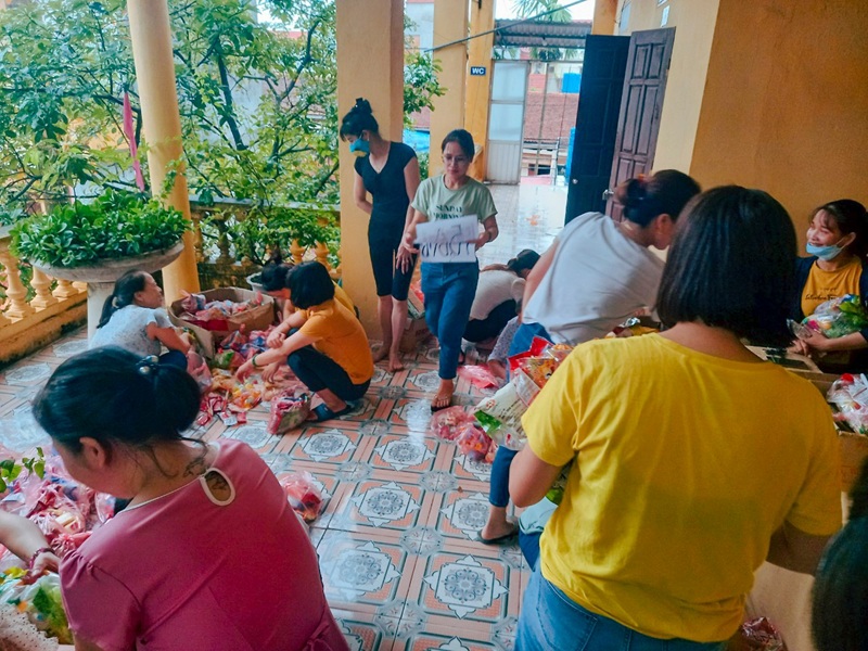 Hình ảnh các bậc phụ huynh đến từ Trường Tiểu học Đại Hưng đang chuẩn bị quà trung thu cho các con