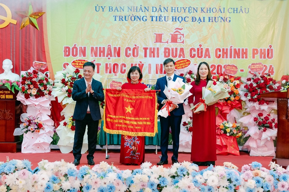 Trường Tiểu học Đại Hưng: Đón nhận Cờ Thi đua của Chính phủ