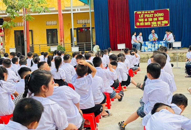 Trường tiểu học Đại Hưng tổ chức giao lưu Tìm hiểu về truyền thống nhà trường và phát động Tháng an toàn giao thông